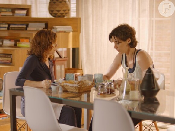 Isabel (Mariana Lima) confessa a Lígia (Débora Bloch) que tem dúvidas sobre sua vida com Luís (Thiago Rodrigues), na novela 'Sete Vidas'