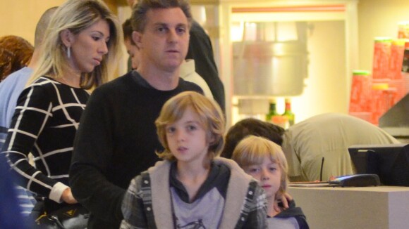 Luciano Huck leva os filhos Joaquim e Benício para assistir a filme em shopping