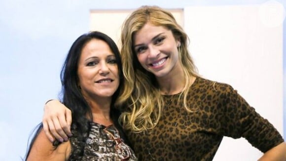 Dona Cleusa, mãe de Grazi Massafera, contou que prefere não ver as cenas picantes da filha na novela 'Verdades Secretas', da Rede Globo