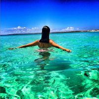 Isis Valverde curte praia paradisíaca nas Bahamas e ganha elogios: 'Sereia'