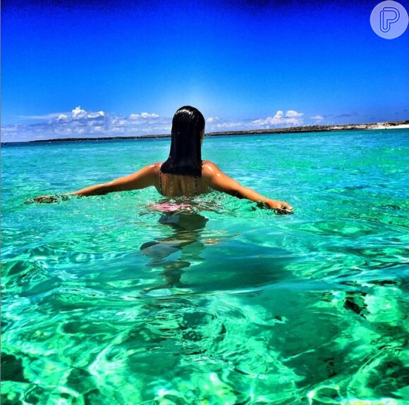 Isis Valverde compartilha foto em praia nas Bahamas, em 20 de junho de 2015