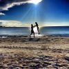Isis Valverde se diverte com o namorado, Uriel del Toro, em praia nas Bahamas