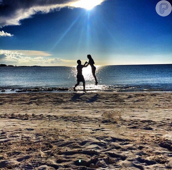 Isis Valverde se diverte com o namorado, Uriel del Toro, em praia nas Bahamas