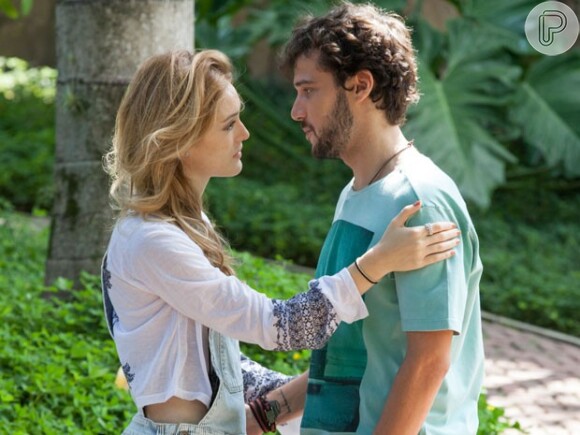 Pedro (Jayme Matarazzo) e Júlia (isabelle Drummond) viajam juntos para Belo Horizonte, durante a estada de Felipe (Michel Noher) na África, na novela 'Sete Vidas'