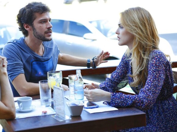 Pedro (Jayme Matarazzo) se declara pra Júlia (isabelle Drummond) e Felipe (Michel Noher) o confronta, na novela 'Sete Vidas'