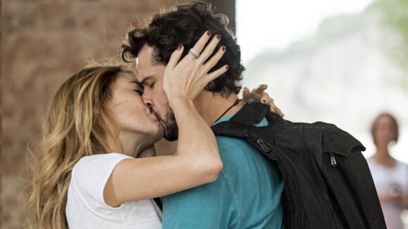 Novela 'Sete Vidas': Pedro beija Júlia e Felipe flagra os dois abraçados