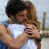 Depois de voltar de viagem, Felipe (Michel Noher) flagra Pedro (Jayme Matarazzo) e Júlia (isabelle Drummond) abaçados, na novela 'Sete Vidas'