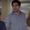 Felipe (Michel Noher) não gosta de ver Pedro (Jayme Matarazzo) abraçando Júlia (isabelle Drummond) , na novela 'Sete Vidas'