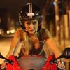 Sabrina Sato posa em uma moto durante filmagens do longa 'O Concurso'