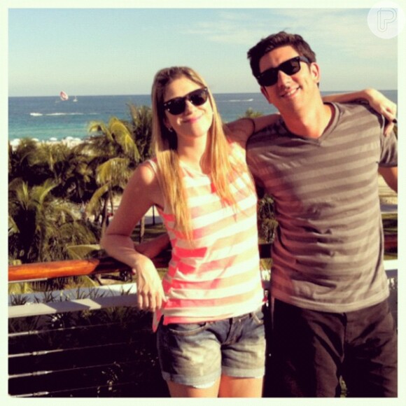 Dani Calabresa posa ao lado de Marcelo Adnet durante férias do casal