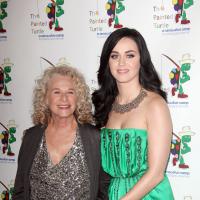 Katy Perry escolhe vestido longo para prestigiar show beneficente em Hollywood