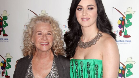 Katy Perry escolhe vestido longo para prestigiar show beneficente em Hollywood