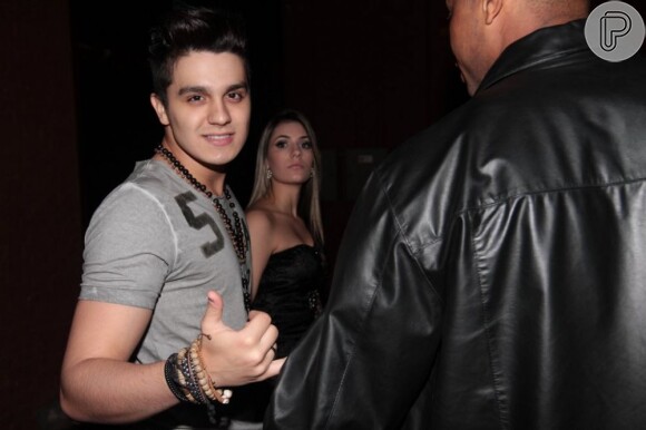 Luan Santana chega ao show da dupla Jorge e Mateus com a namorada, Jade Magalhães, em 13 de junho de 2013