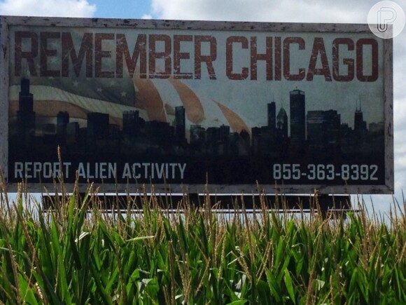 A frase Remember Chicago' faz menção aos eventos do último filme, 'Transformers: O Lado Oculto da Lua'
