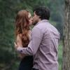 Nicole (Marina Ruy Barbosa) e Thales (Ricardo Tozzi) se beijam durante um passeio, em cena de 'Amor à Vida', em 22 de junho de 2013
