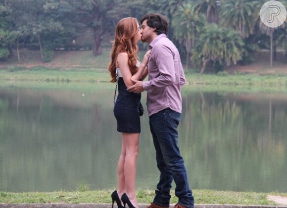 Thales (Ricardo Tozzi) se comove com Nicole (Marina Ruy Barbosa) e a beija, em 'Amor à Vida'