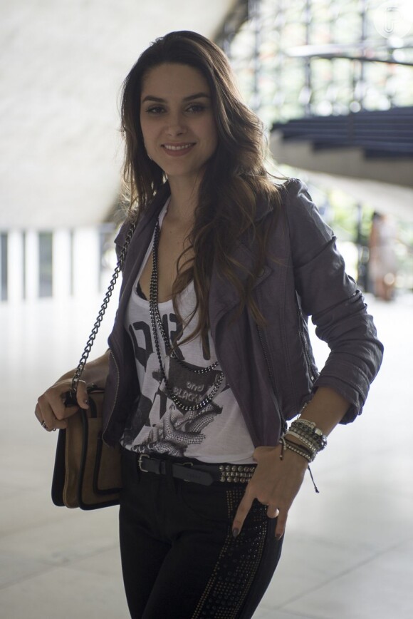 Leila (Fernanda Machado) é ambiciosa e não assume seu namoro com Thales (Ricardo Tozzi) por ele ser pobre, em 'Amor à Vida'