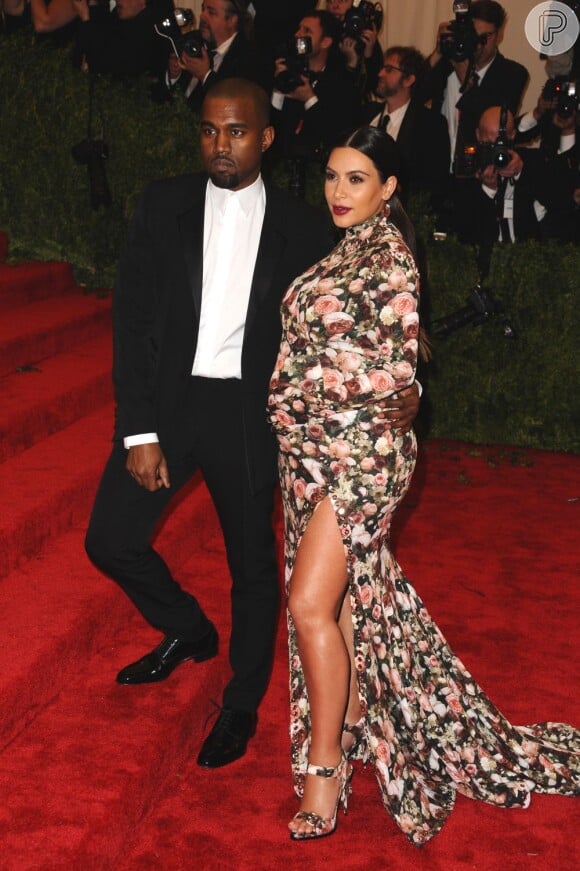Kim Kardashian e Kanye West já são papais. A filha do casal nasceu hoje, 15 de junho de 2013, com cinco semanas de antecedência, segundo o site 'TMZ'