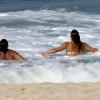 Priscila Fantin e Renan Abreu dão um mergulho na praia do Leblon, RJ