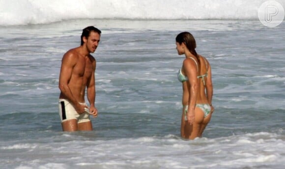 Priscila Fantin entra com o marido, Renan Abreu, no mar do Leblon, no Rio