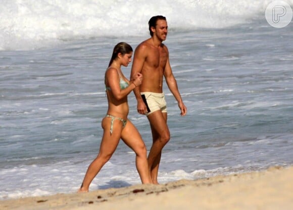 Priscila Fantin usa biquíni de lacinho e o seu marido, Renan Abreu, opta por um sungão para curtir a praia