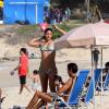 Priscila Fantin curte com o marido, Renan Abreu, a praia do Leblon, na Zona Sul do Rio de Janeiro, em 16 de junho de 2013