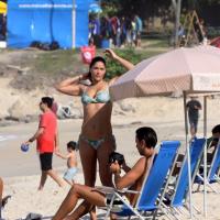 Priscila Fantin exibe corpo sarado de biquíni em domingo de praia com o marido