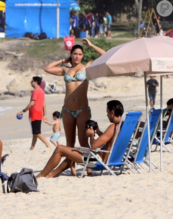Priscila Fantin curte com o marido, Renan Abreu, a praia do Leblon, na Zona Sul do Rio de Janeiro, em 16 de junho de 2013