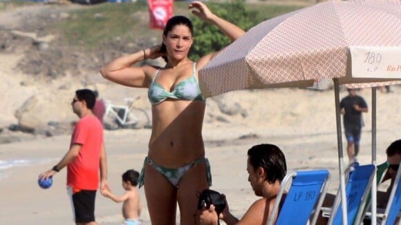 Priscila Fantin exibe corpo sarado de biquíni em domingo de praia com o marido
