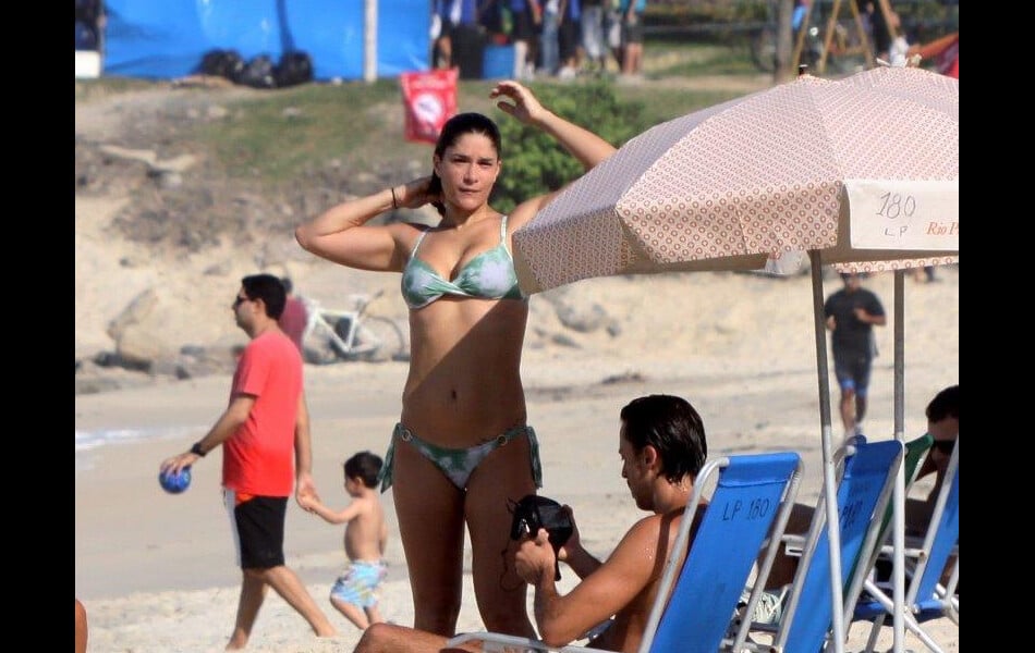Priscila Fantin Exibe Corpo Sarado De Biquíni Em Domingo De Praia Com O Marido Purepeople 0856