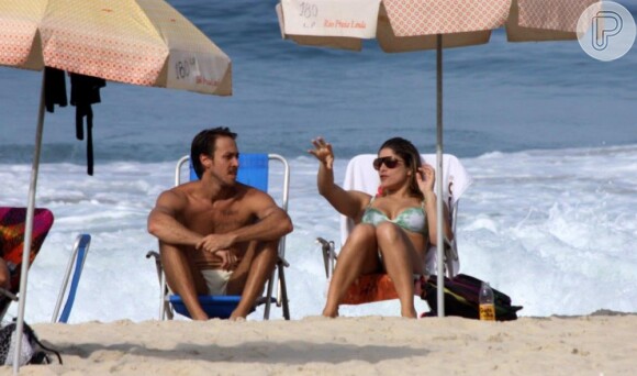 Priscila Fantin conversa com o marido, Renan Abreu