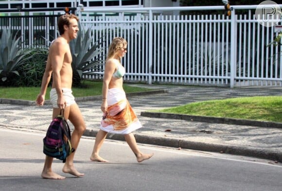 Priscila Fantin anda pelas ruas do Leblon descalça após curtir praia com o marido