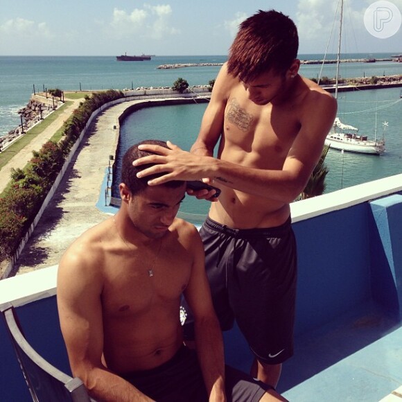 Neymar não é bom apenas de futebol. Lucas postou foto em que o craque aparece cortando seu cabelo: 'Não tem tu, vai tu mesmo'