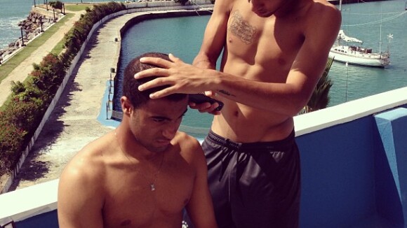 Neymar ataca de cabeleireiro na concentração da Seleção, em Fortaleza