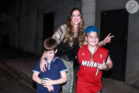 uciana Cardoso, mulher de Fausto Silva, posou para fotos ao lado dos filhos João Guilherme, de 11 anos, e Rodrigo, de 7
