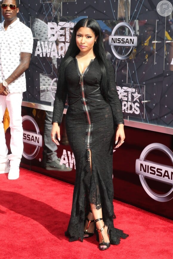 Nicki Minaj usou vestido Givenchy e sapatos Tom Ford para o BET Awards 2015
