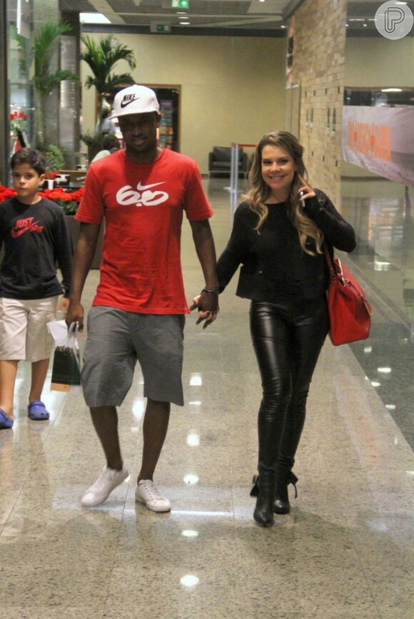 Os dois ficaram juntinhos durante um passeio em um shopping na Zona Oeste do Rio, no início do mês de junho