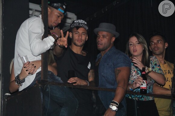 Neymar ainda acenou para a câmera que o estava fotografando durante o show de Anitta