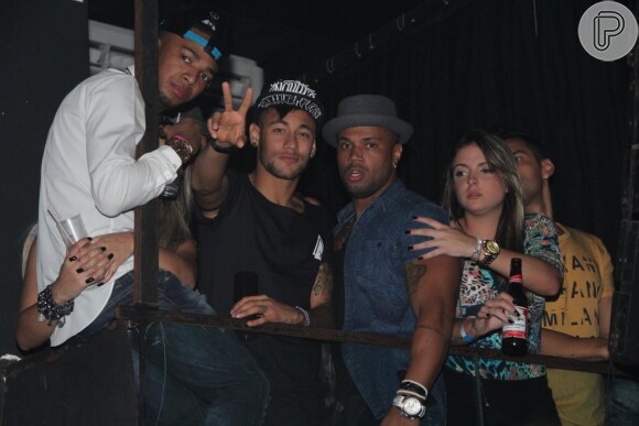 Neymar curtiu a noite de domingo, dia 28 de junho de 2015, ao lado de amigos no show da cantora Anitta com Nego do Boréu