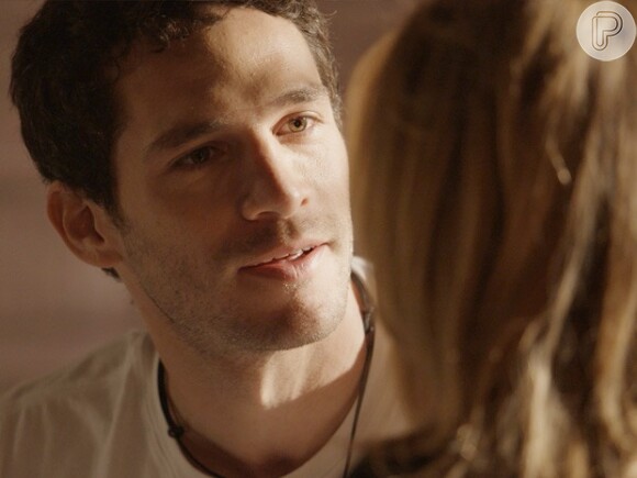 Felipe (Michel Noher) diz a Júlia (Isabelle Drummond) que conseguiu um emprego no exterior e ela topa ir com ele, na novela 'Sete Vidas'
