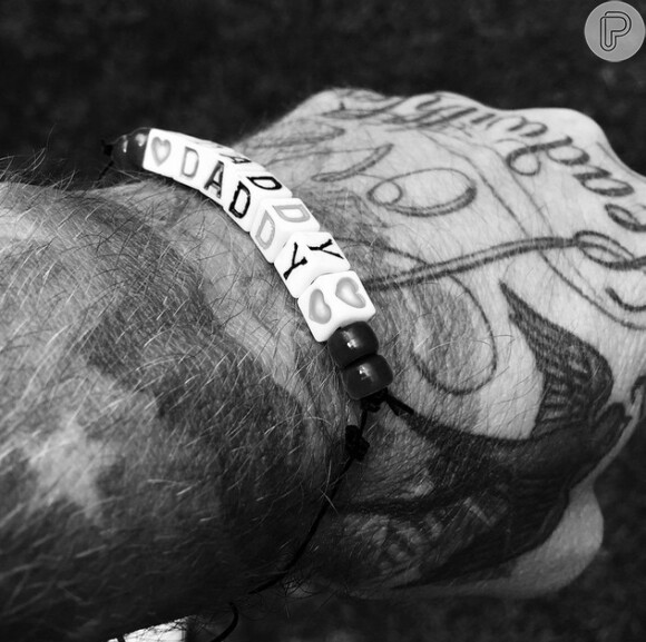 David Beckham mostrou em sua conta do Instagram o presente que ganhou de dia dos pais, uma pulseira escrito 'Daddy', em português 'Papai'