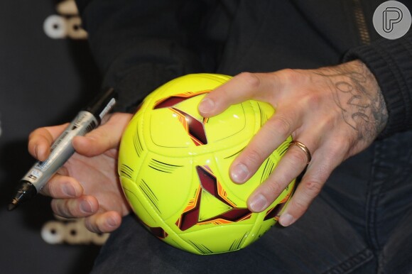 Em detalhe, a palavra 'Love' tatuada na mão esquerda de David Beckham
