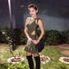 Isabella Santoni prestigiou um show de Luan Santana recentemente com um vestido curtinho, botas de cano longo e batom vermelho, e foi bastante elogiada pelos fãs