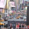 Uma multidão se aglomera na Times Square, em Nova York, para ver Brad Pitt na première do filme 'Guerra Mundial Z'
