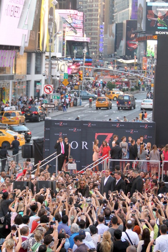 Uma multidão se aglomera na Times Square, em Nova York, para ver Brad Pitt na première do filme 'Guerra Mundial Z'