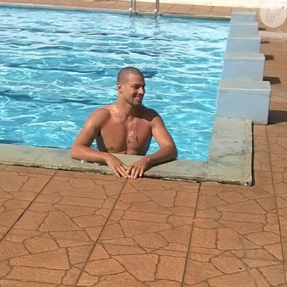 Já na última semana, Cauã Reymond foi fotografado relaxando na piscina durante uma folga nas gravações