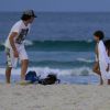 Grávida de cinco meses, Dira Paes curte praia com o marido, Pablo Baião, e o filho do casal, Inácio, de 5 anos