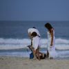 Dira Paes exibe barriga de cinco meses de gravidez em dia de praia com o marido, Pablo Baião, e o filho, Inácio, de 5 anos, no Rio de Janeiro