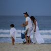 Dira Paes exibe barriga de cinco meses de gravidez em dia de praia com o marido, Pablo Baião, e o filho, Inácio, de 5 anos, no Rio de Janeiro