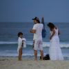 Grávida, Dira Paes vai à praia com o marido, Pablo Baião, e o filho, Inácio, de 5 anos, no Rio de Janeiro